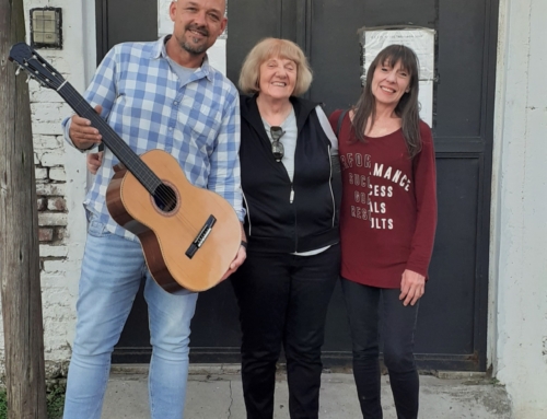 ENTREGA DE  UNA GUITARRA PARA LA ESCUELA E.E.S.O.  595  MERCEDES SOSA